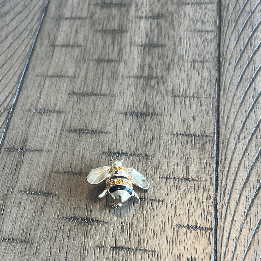 Elegant Silver and Gold Bee Brooch - Picture 3 of 4